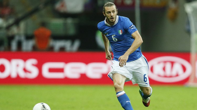 بالزاريتي مدافع روما يعلن اعتزاله كرة القدم