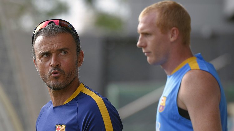 إنريكي يستبعد المدافع ماتيو من تشكيلة برشلونة في كأس "السوبر"