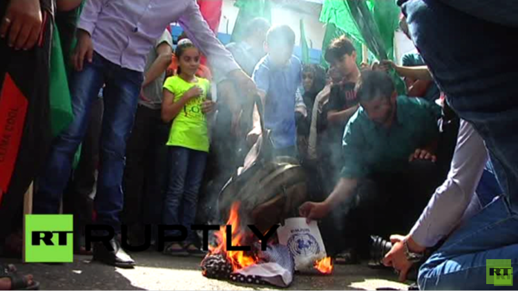 تلاميذ فلسطينيون يحرقون الزي المدرسي احتجاجا على تأجيل الدراسة (فيديو)