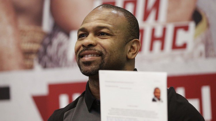 صور .. الملاكم الأمريكي جونز يقدم طلب الحصول على الجنسية الروسية