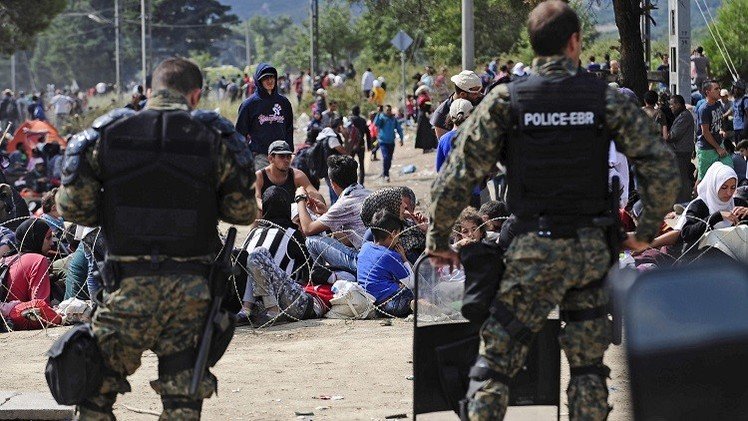 آلاف اللاجئين يقتحمون الحدود اليونانية متجهين إلى مقدونيا