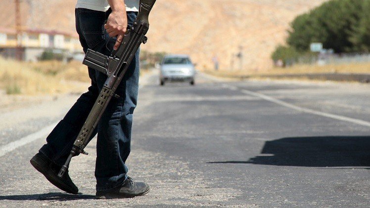 تركيا.. مقتل عسكري واستهداف مقر للحزب الحاكم جنوب شرق البلاد