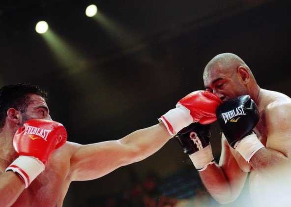 (فيديو) الملاكم الألماني محمود شعار يتلقى هزيمة قاسية بالضربة القاضية