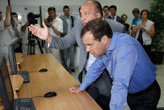 برلماني روسي يطالب الحكومة بمنع استخدام Windows 10 في الدوائر الرسمية