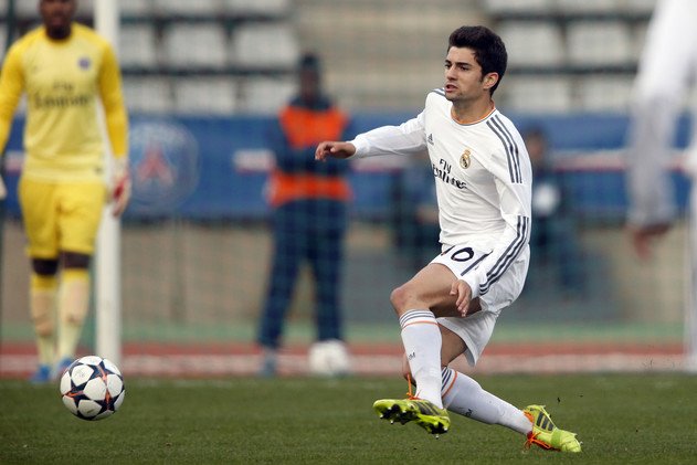 زيدان يرفض الانتقادات بعد تسليمه قيادة كاستيا لابنه إينزو