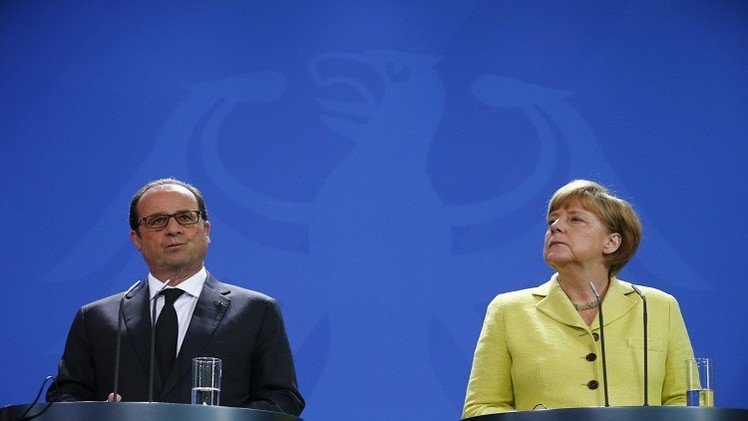 هولاند وميركل يدعوان إلى تعامل "مشترك" مع اللاجئين