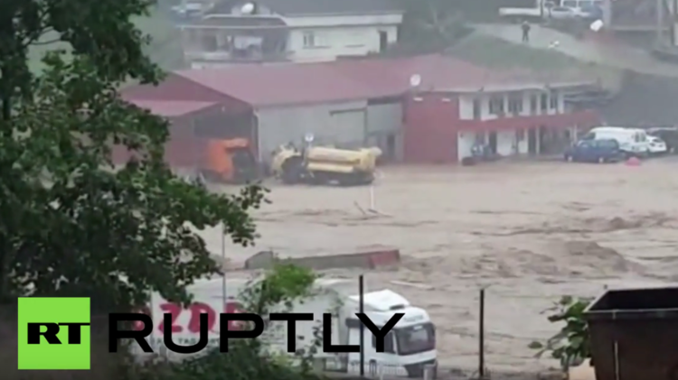 مصرع 8 جراء فيضانات مدمرة في تركيا (فيديو)