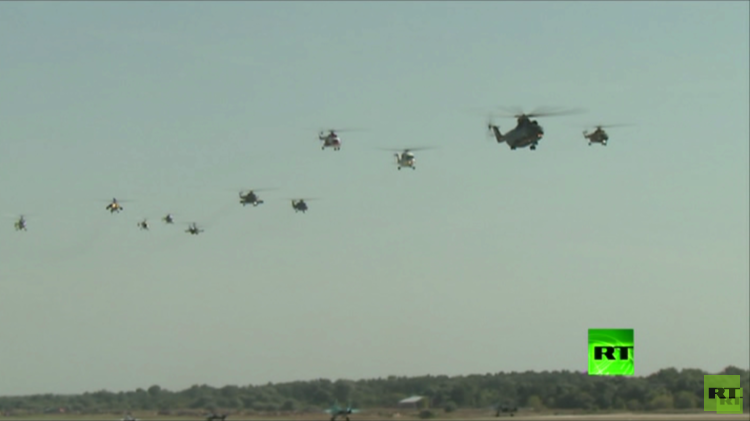 11 مروحية تفتتح معرض "ماكس – 2015" الدولي للطيران بعروض بهلوانية (فيديو)