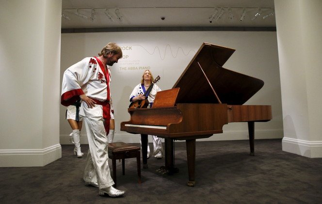 بيانو فرقة آبا في المزاد الشهر المقبل بقيمة 1.24 مليون دولار