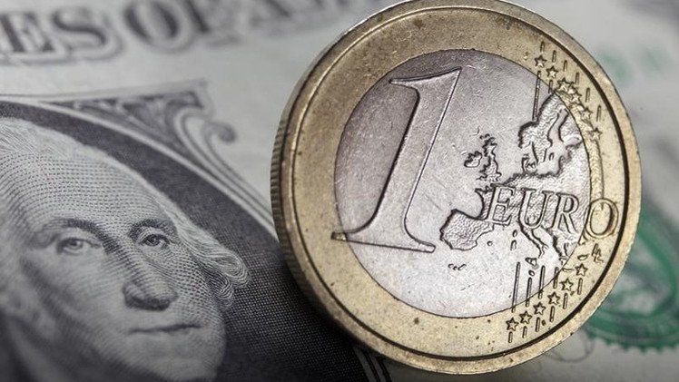 هل سيتساوى الدولار واليورو قبل نهاية 2015 ؟ 