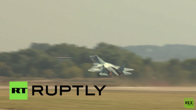 بالفيديو.. مقاتلة الجيل الخامس "سوخوي تي-50" الروسية تقدم عرضا مشوقا في "ماكس-2015"