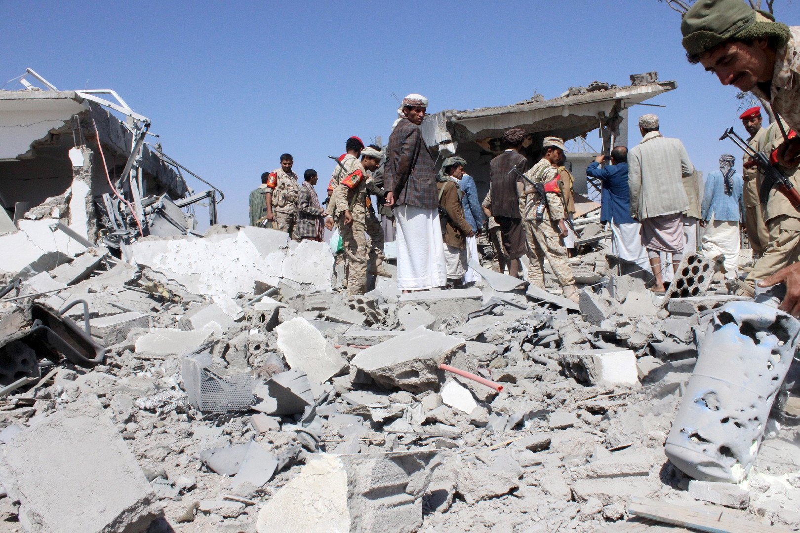 اليمن.. مقتل العشرات في غارات وبحاح يصل إلى عدن