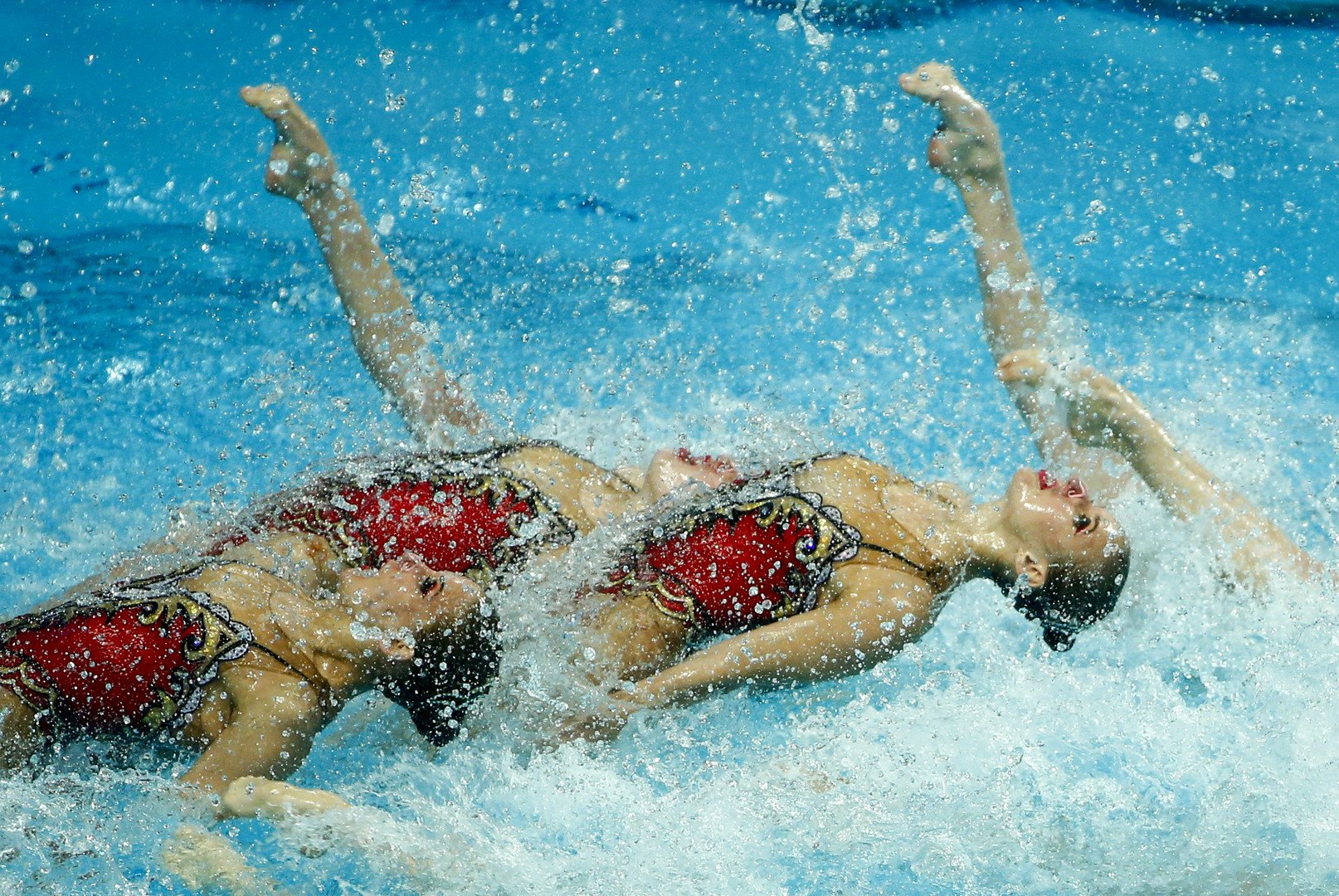 روسيا تفوز بمعظم ميداليات السباحة المتزامنة في بطولة العالم