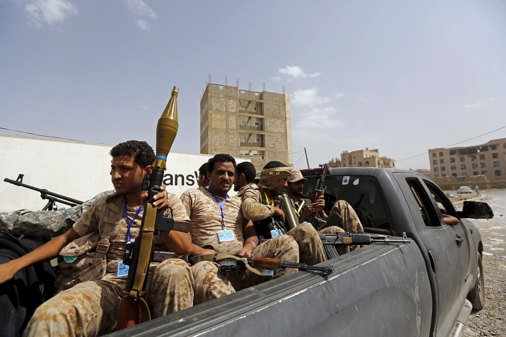 اليمن.. اللجان الشعبية تسيطر على معظم أجزاء قاعدة العند والتحالف ينشر آلاف الجنود