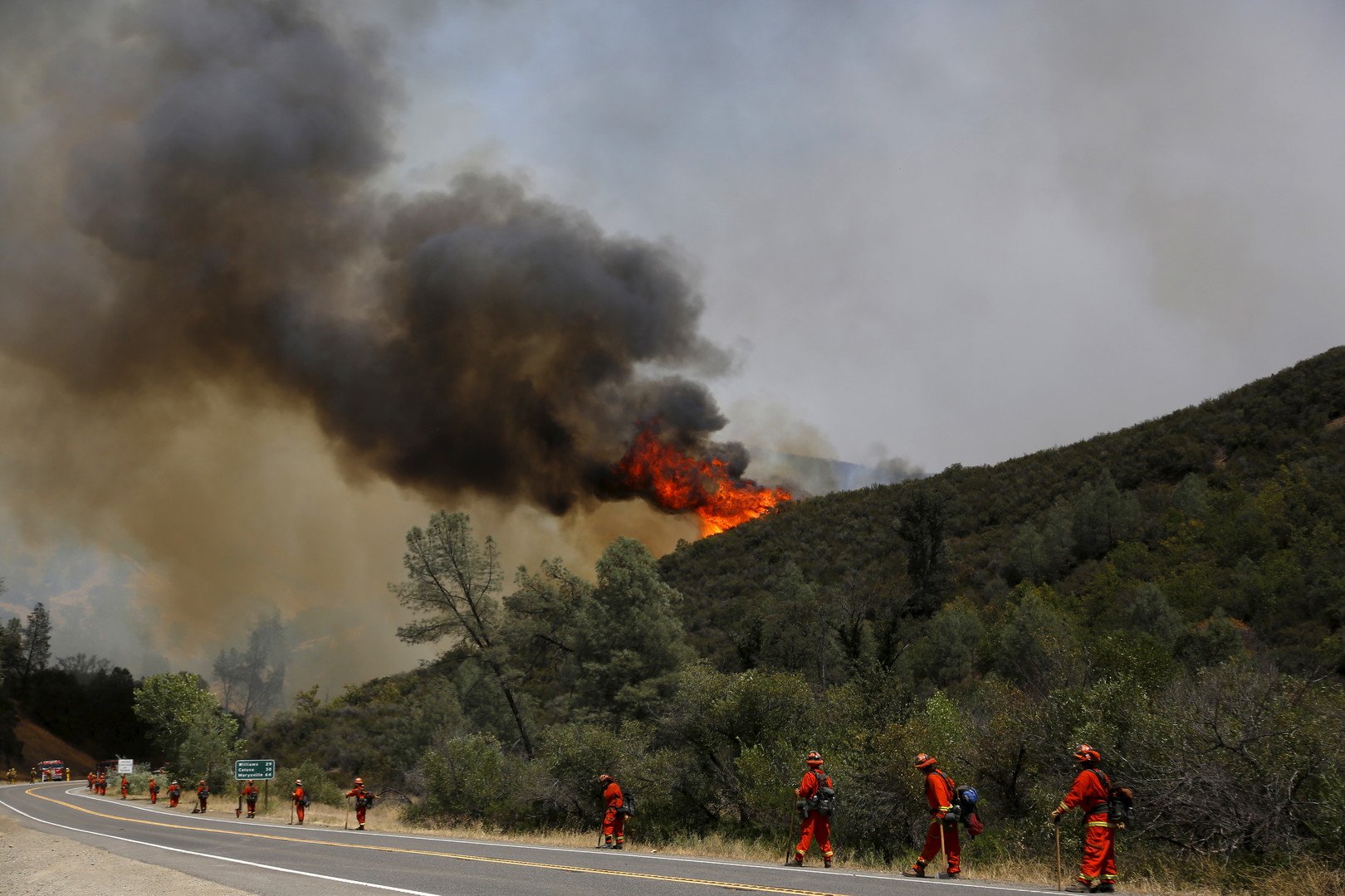 عمليات إجلاء في كاليفورنيا بسبب الحرائق و9 آلاف رجل لإخمادها (فيديو + صور)