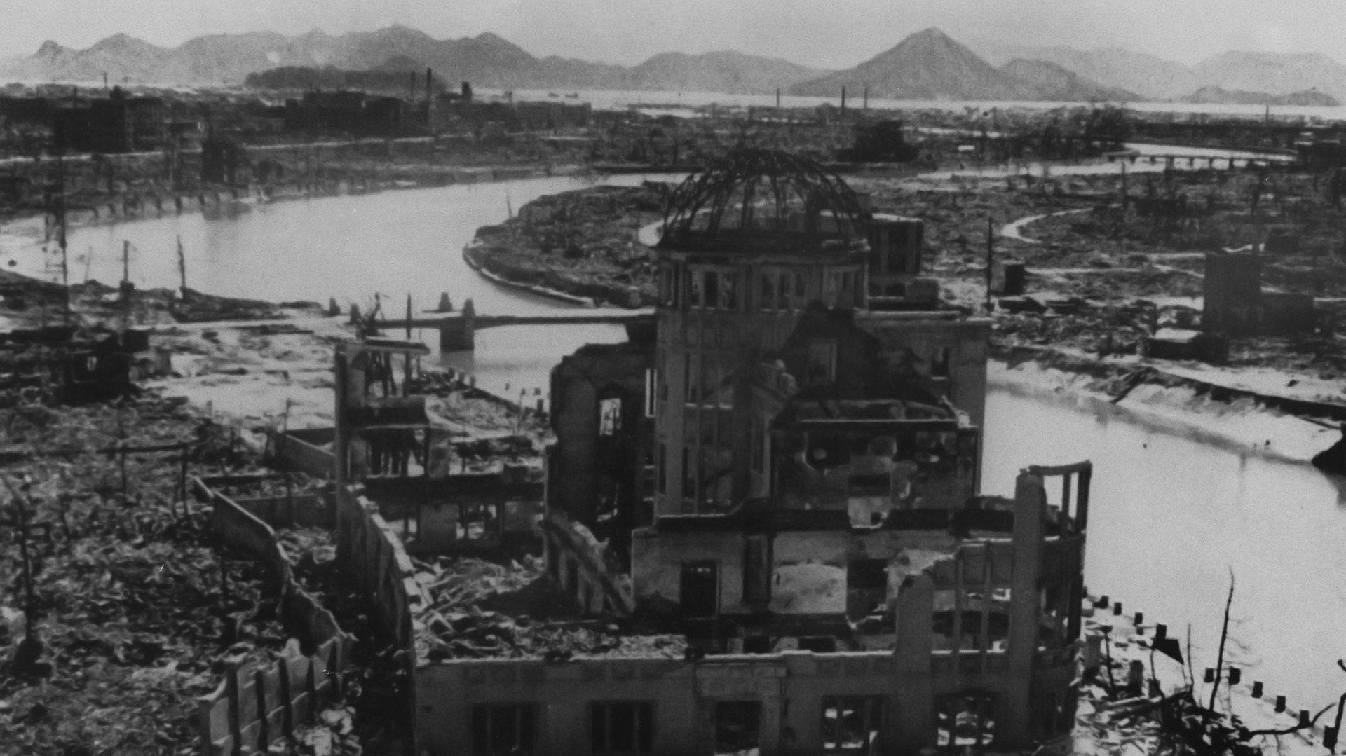 صورة تظهر آثار إلقاء أول قنبلة ذرية على هيروشيما  في 6 أغسطس/آب عام 1945