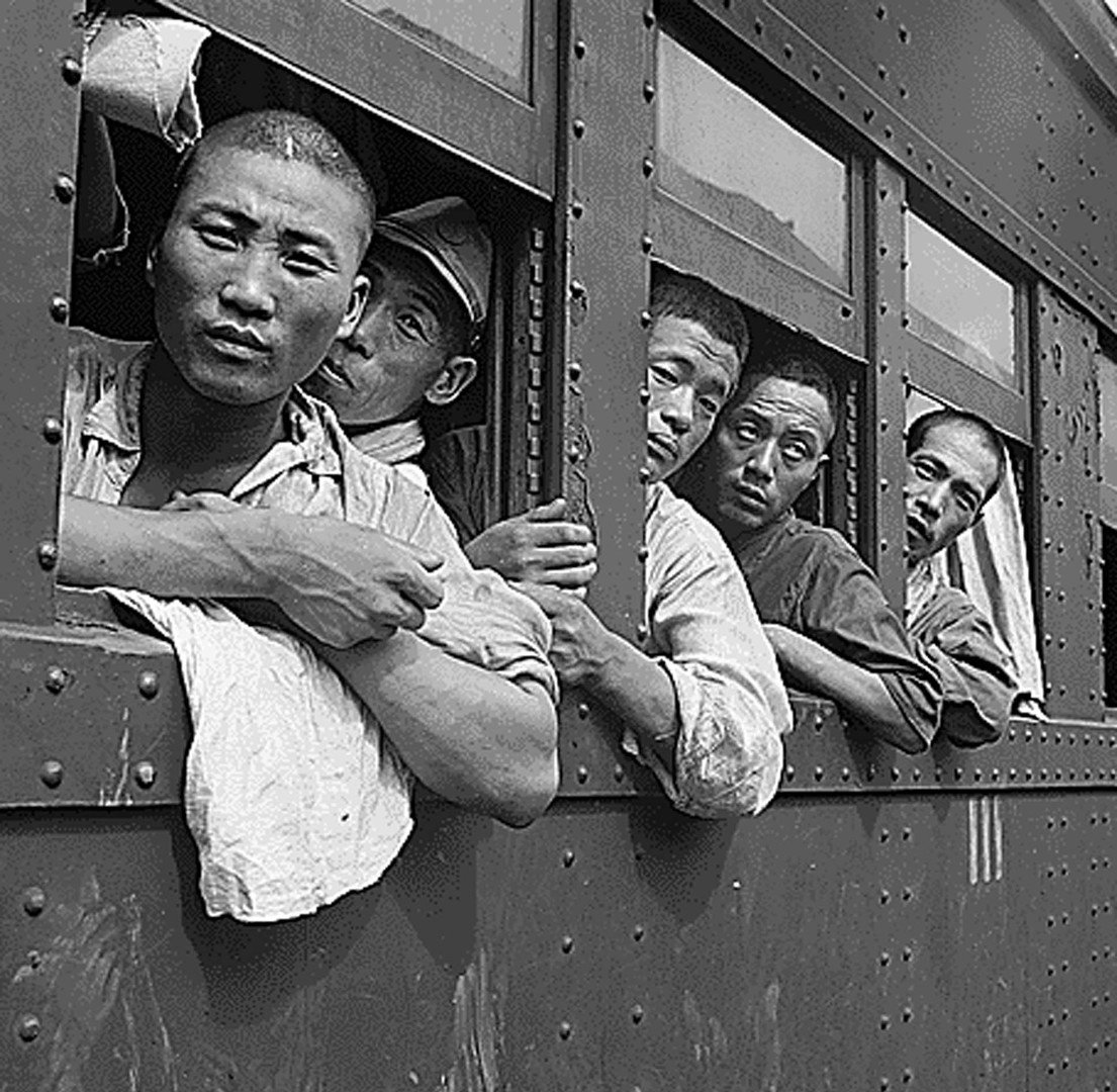 صورة للجنود اليابانيين الناجين بعد نهاية الحرب العالمية الثانية في سبتمبر/أيلول 1945 في هيروشيما، يحصلون على نقل مجاني بالقطارات للعودة منازلهم 