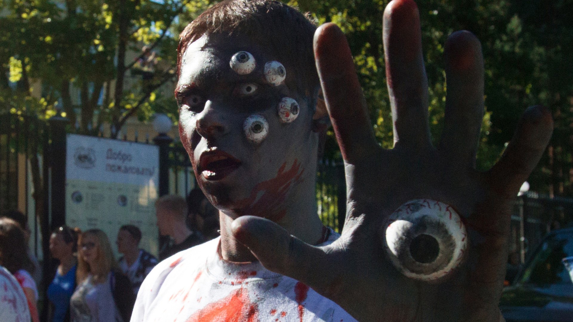 رجل مشارك في فعالية التجمع الخاطف أقيمت في حديقة سوسنوفكا في سان بطرسبورغ