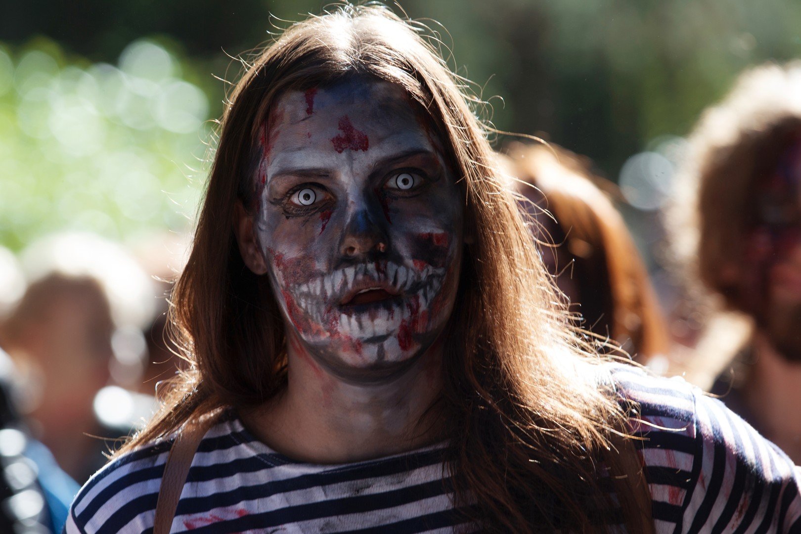 امرأة مشاركة في فعالية التجمع الخاطف تحت عنوان تجمع زومبي 7 في إحدى حدائق سان بطرسبورغ