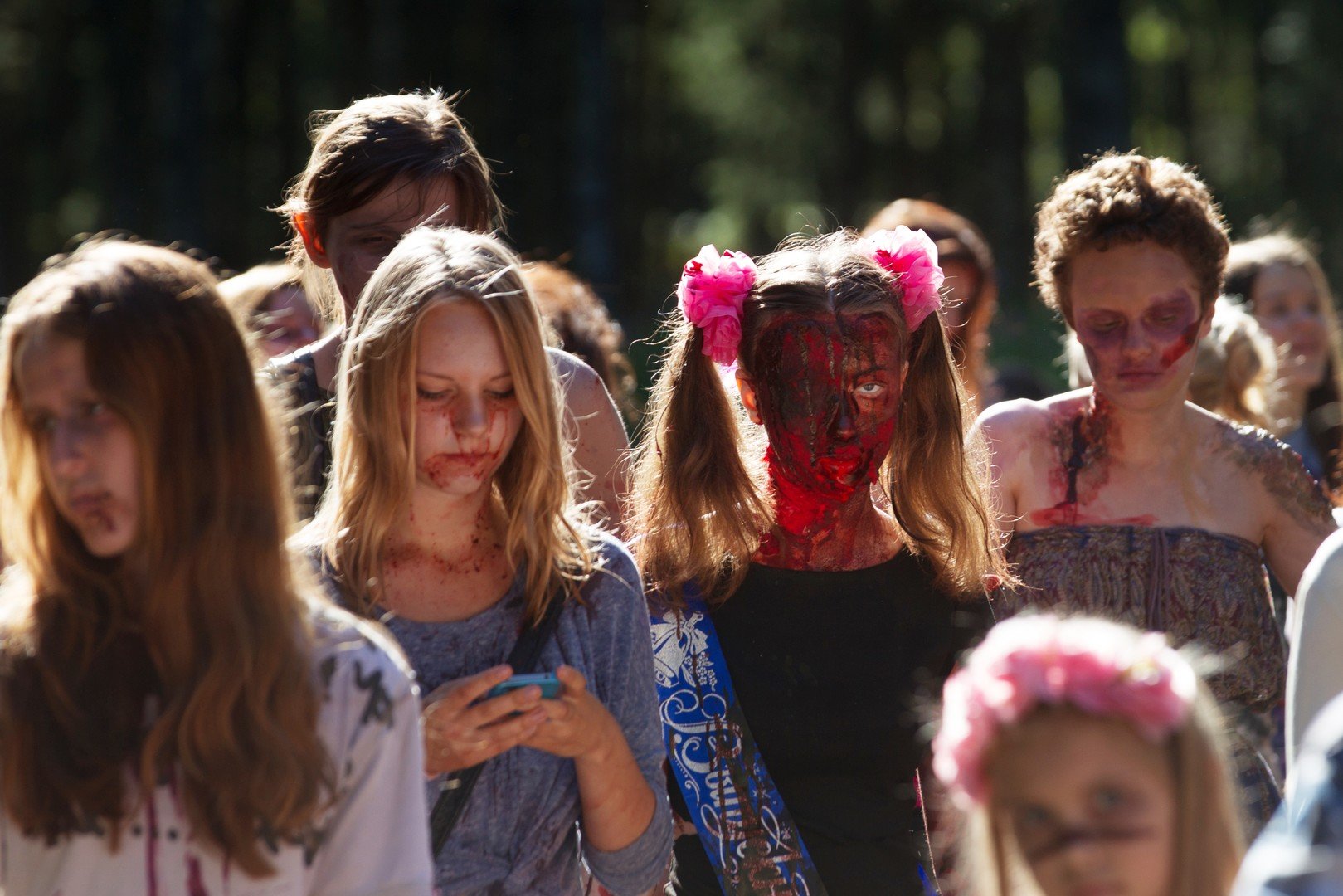 مشاركون في فعالية التجمع الخاطف الذي أقيم في سان بطرسبورغ تحت عنوان تجمع زومبي 7