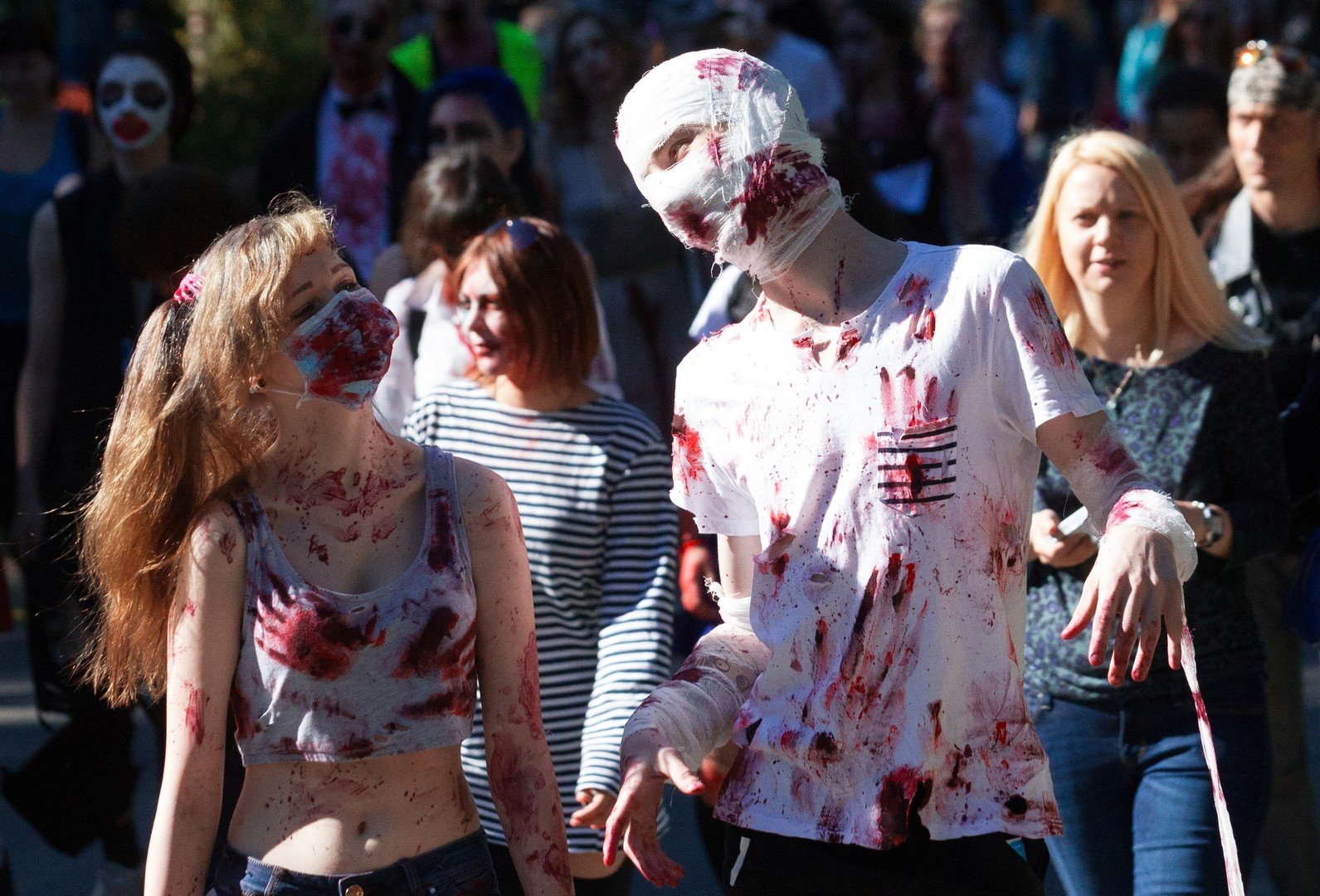 مشاركون في فعالية التجمع الخاطف الذي أقيم في سان بطرسبورغ تحت عنوان تجمع زومبي 7