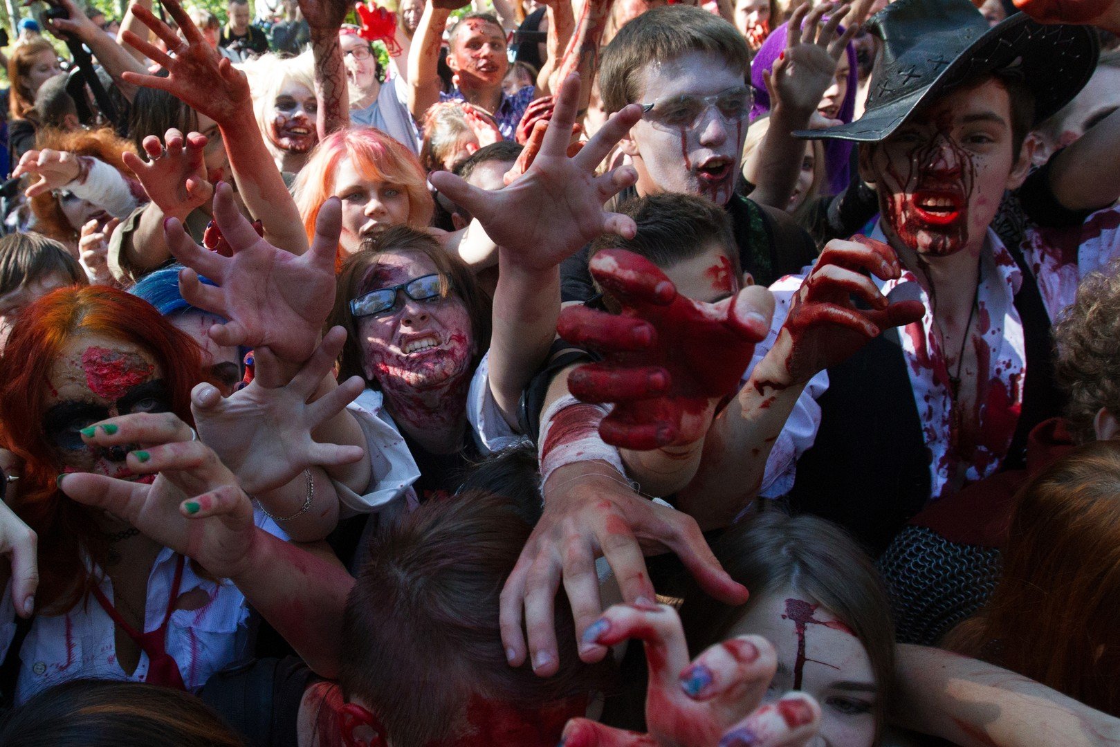 مشاركون في فعالية التجمع الخاطف الذي أقيم في إحدى حدائق سان بطرسبورغ تحت عنوان تجمع زومبي 7