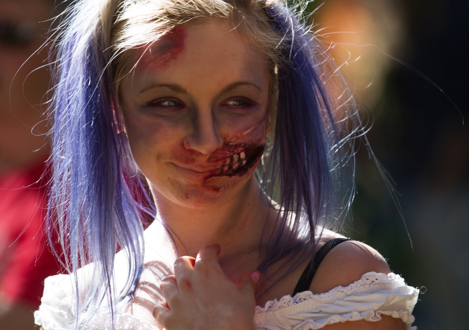 شابة مشاركة في فعالية التجمع الخاطف الذي أقيم في حديقة سوسنوفكا في سان بطرسبورغ تحت عنوان تجمع زومبي 7