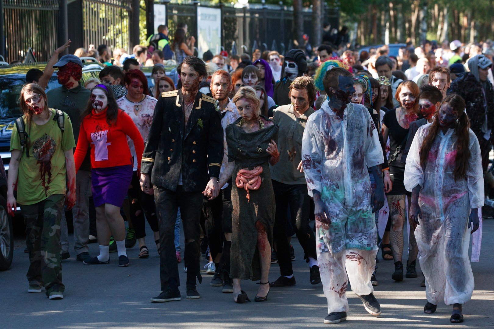 مشاركون في فعالية التجمع الخاطف التي أقيمت في حديقة سوسنوفكا في سان بطرسبورغ تحت عنوان تجمع زومبي 7