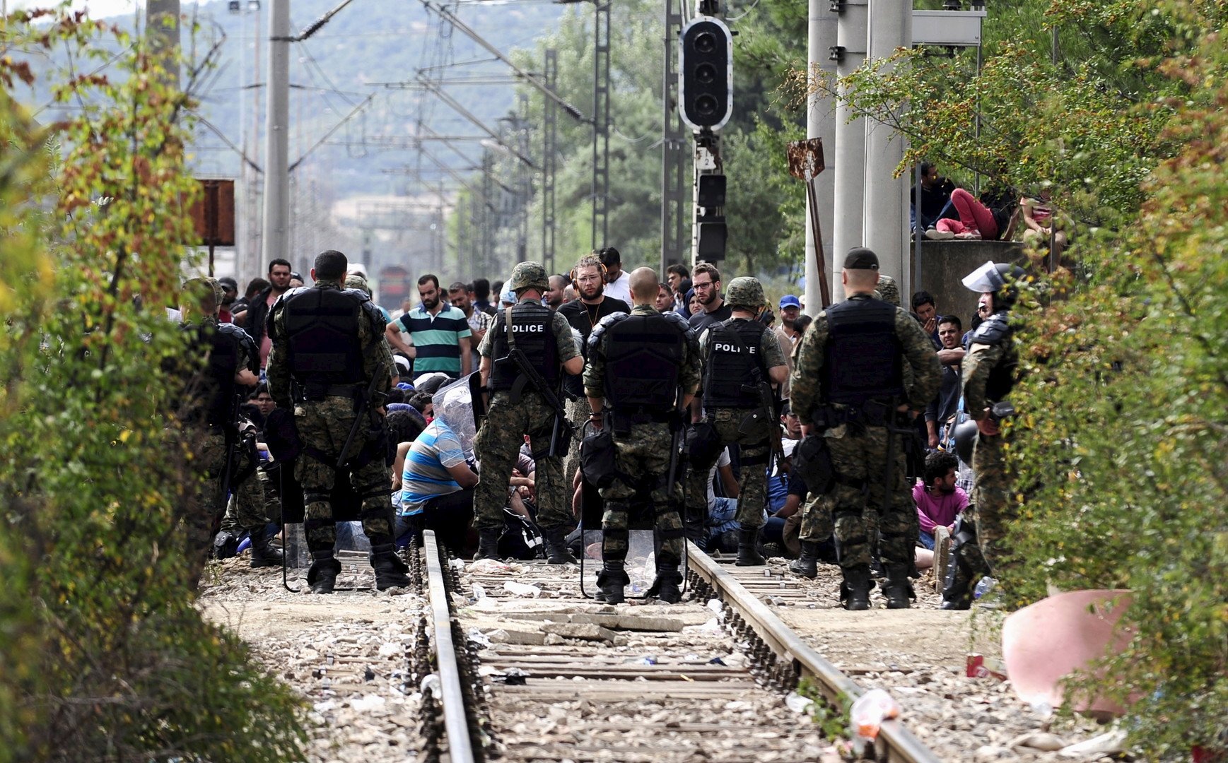 مقدونيا.. الشرطة تتصدى لآلاف المهاجرين القادمين من اليونان (فيديو)