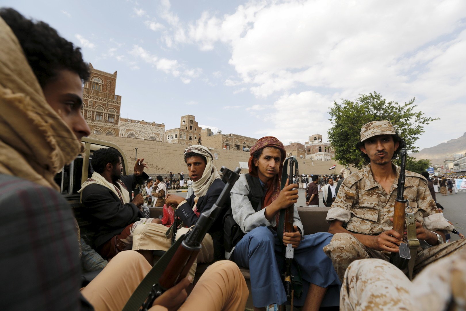 توغل بري سعودي في شمال اليمن وقصف مواقع للحوثيين بصنعاء والحديدة