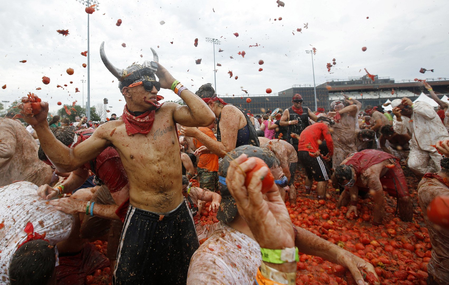 الأحمر يغطي بلدة بونول الإسبانية في مهرجان 