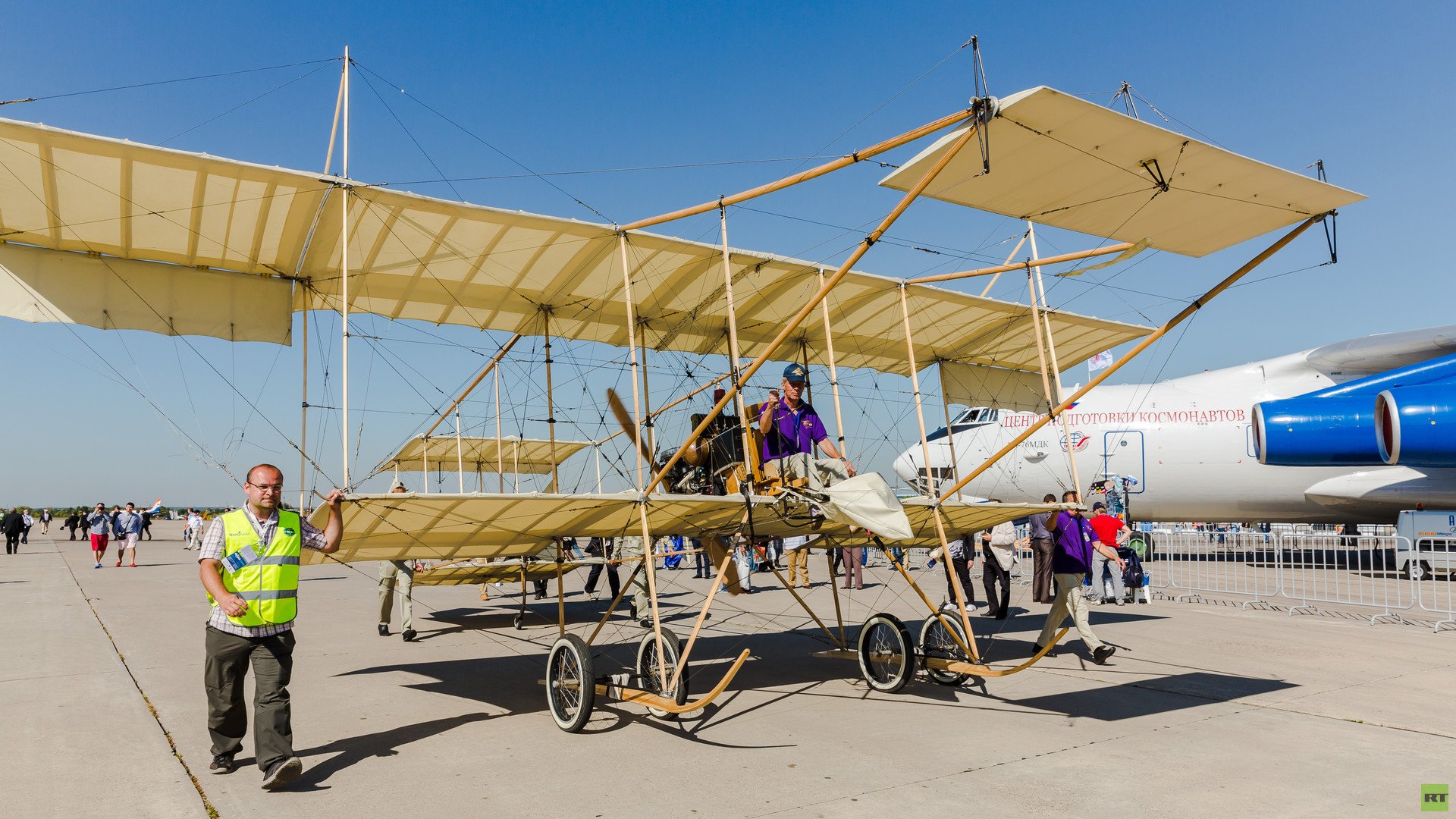 طائرة قديمة