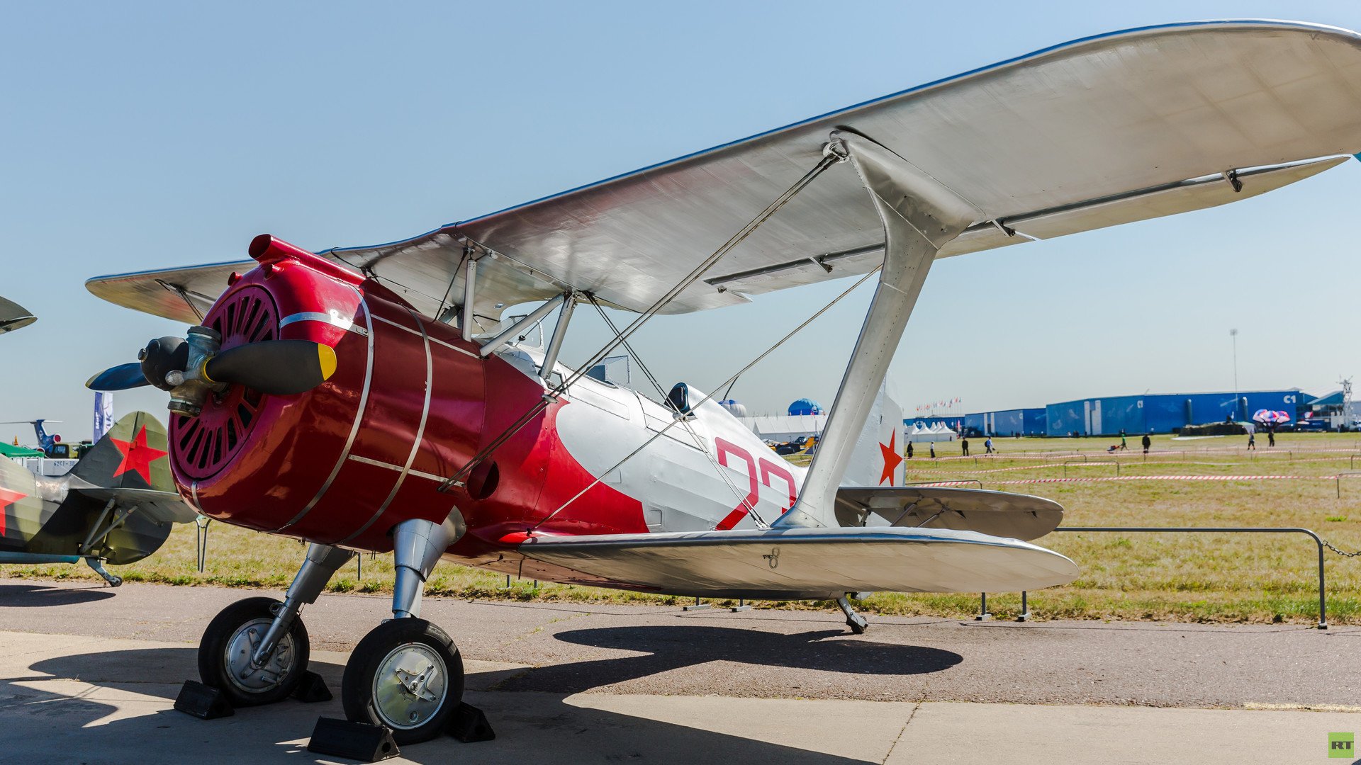 طائرة قديمة