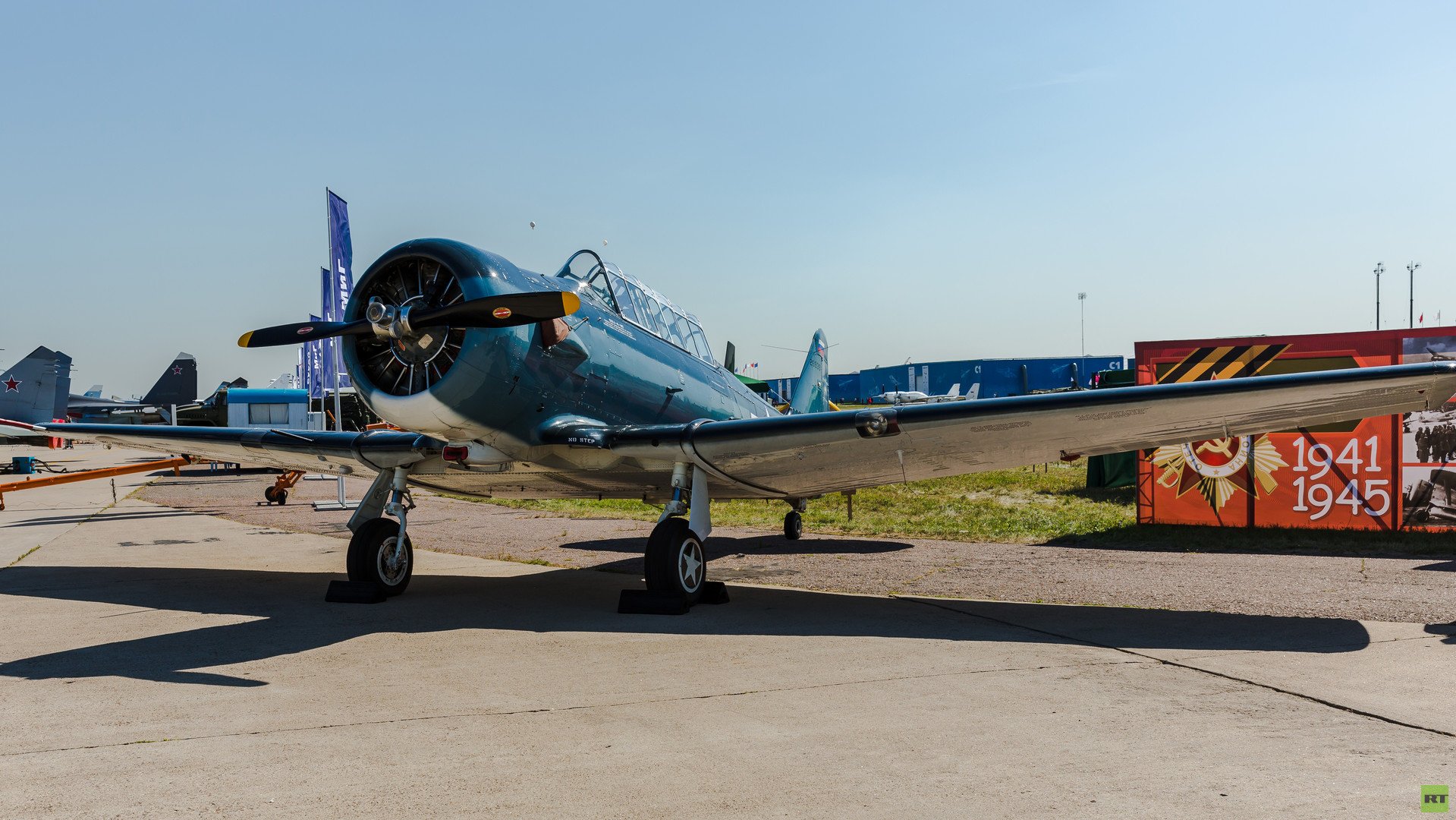 طائرة قديمة