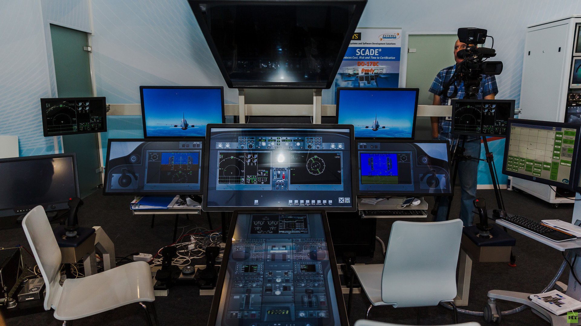 قمرة القيادة لطائرة الركاب "أم أس - 21"