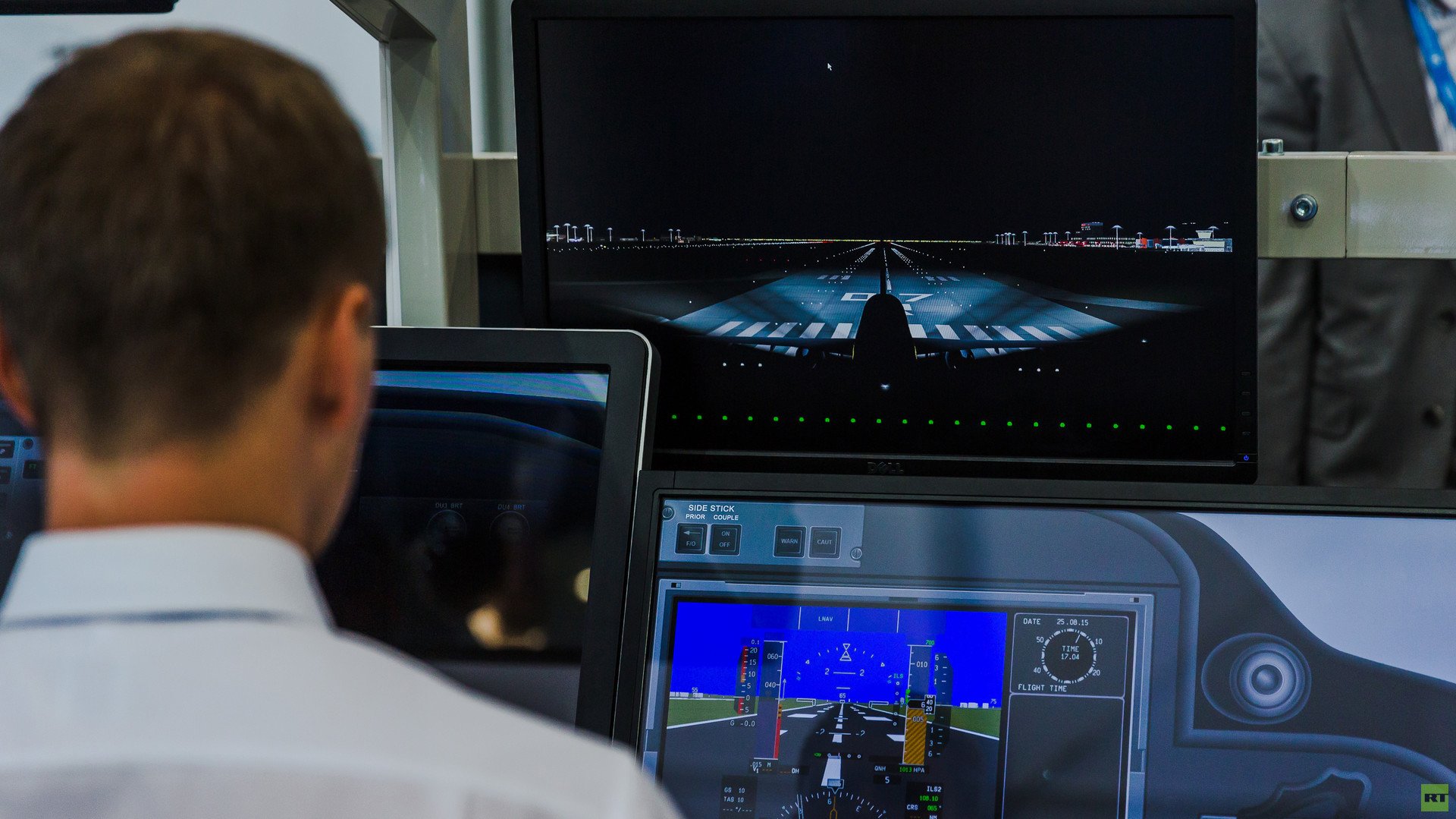 قمرة القيادة لطائرة الركاب "أم أس - 21"