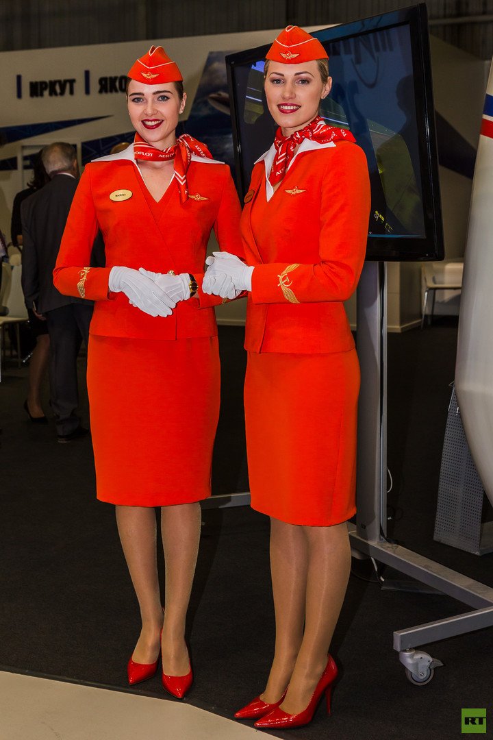 فتاتان مشاركتان في المعرض