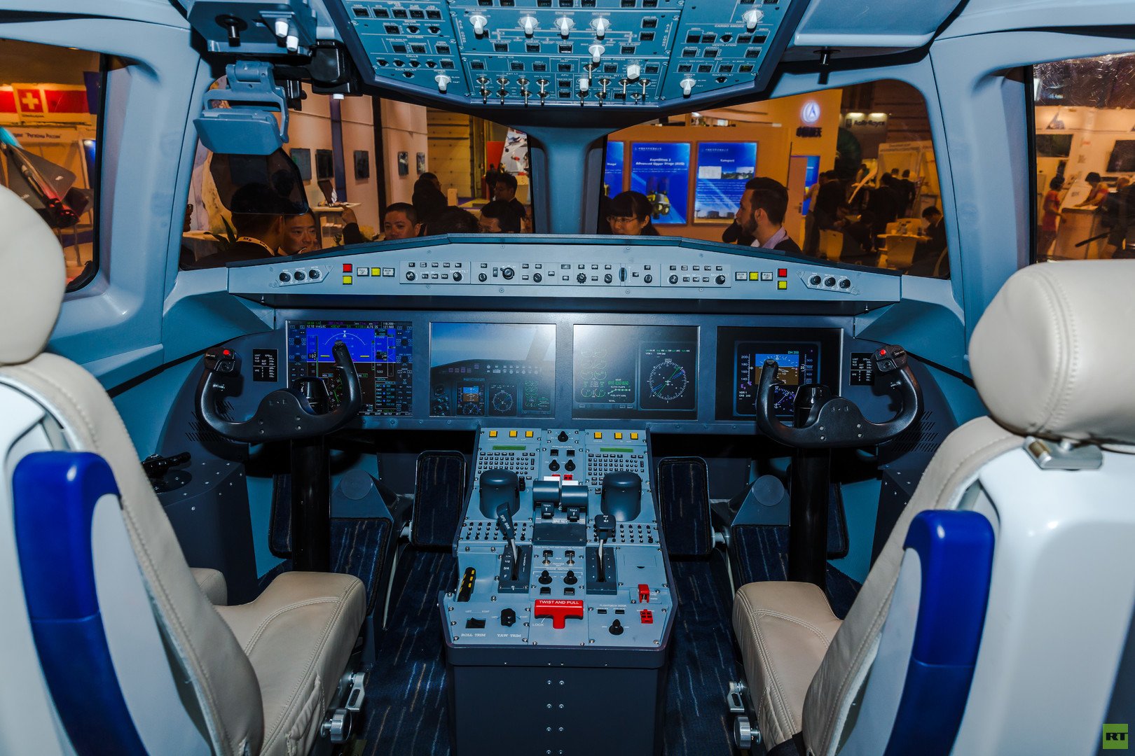 قمرة القيادة لطائرة "أم آ - 700"