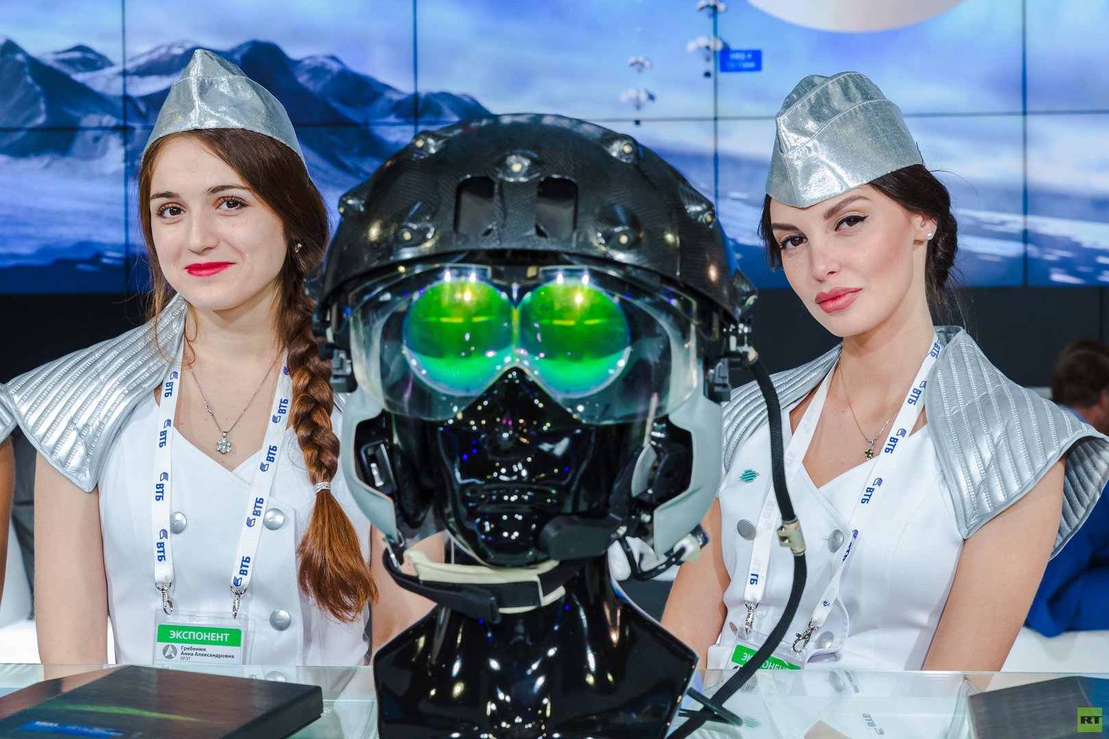 مشاركتان في المعرض