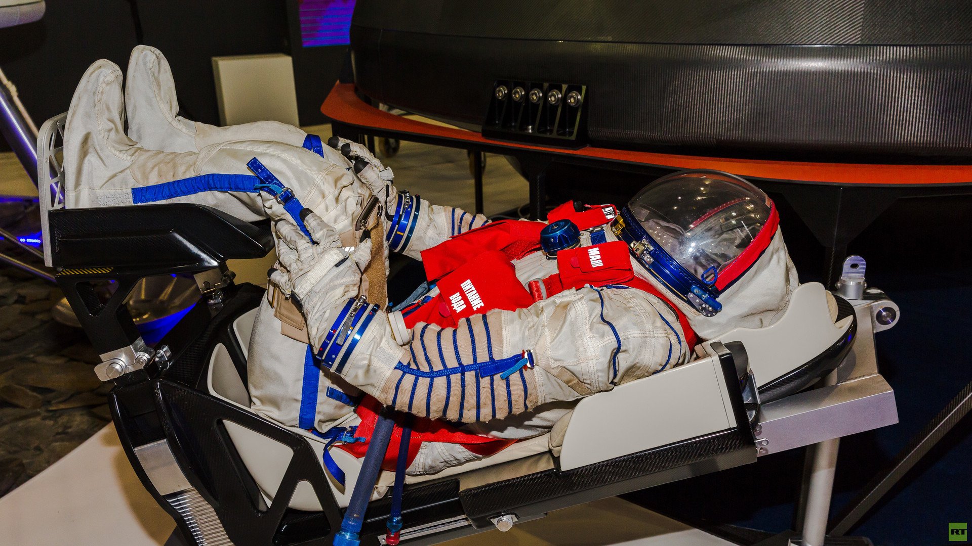 رائد فضاء في مركبة شحن من الجيل الجديد