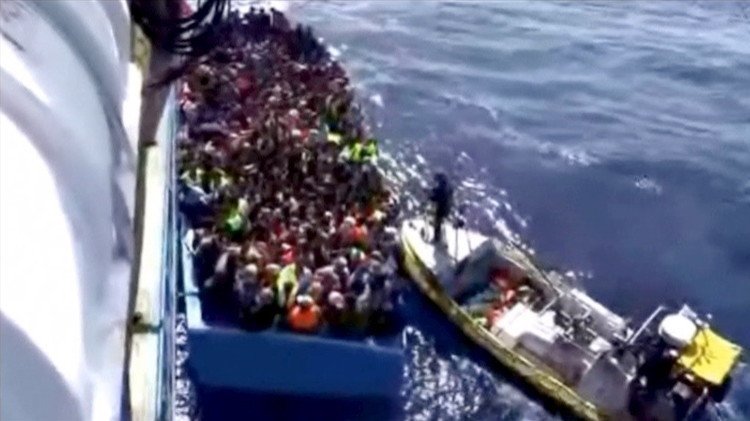 انتشال 111 جثة من موقع غرق قارب للمهاجرين قبالة ليبيا (فيديو)
