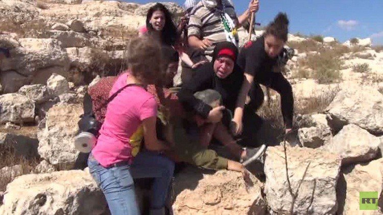 جندي إسرائيلي يعتدي على طفل مكسور اليد