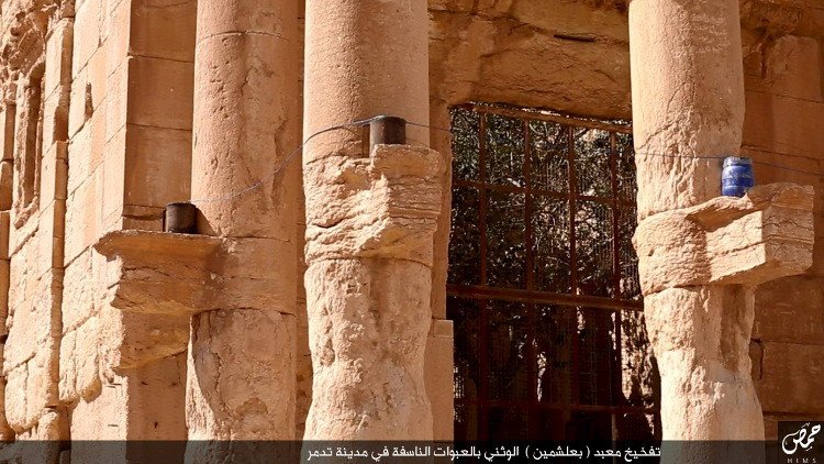داعش يدمر جزءا من معبد 