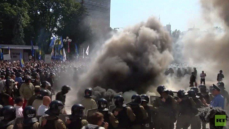 قتيل و100 جريح باشتباكات وسط كييف