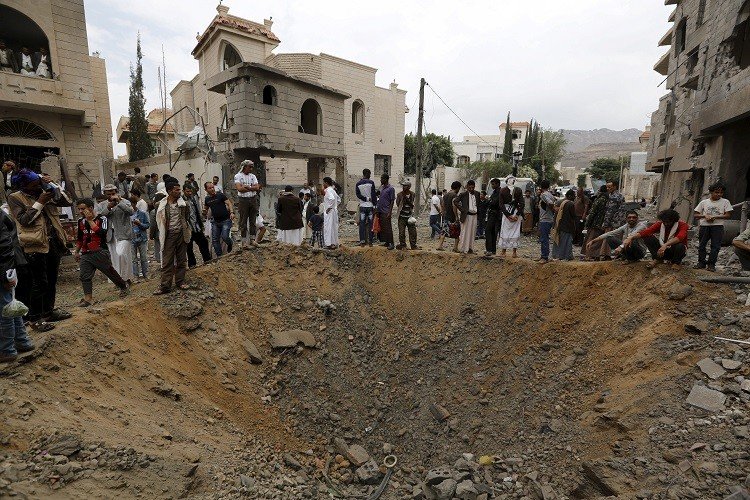 اليمن.. قتلى وجرحى باشتباكات جنوب ووسط .. والتحالف يواصل القصف