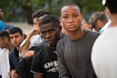 لاجئون وصلوا حديثا من بنين ينتظرون دورهم أمام مديرية الشؤون الصحية والاجتماعية لتقديم طلب الحصول على حق اللجوء في برلين