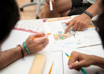 لاجئون يحضرون دروس اللغة الألمانية  في مركز لطالبي اللجوء ببرلين