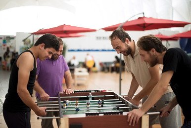 لاجئون يلعبون كرة قدم الطاولة في ملجأ للطوارئ ببرلين