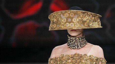 عارضة تقدم ابتكار مصممة الأزياء البريطانية سارة  بورتون  لمجموعة ربيع صيف 2013 خلال أسبوع الموضة في باريس