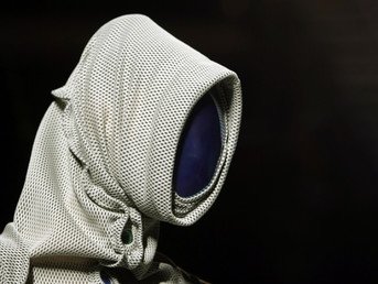 عارضة تقدم ابتكارا للمصمم خوان ميرو لخريف شتاء 2008/2009 خلال أسبوع الموضة في العاصمة الأسبانية مدريد 